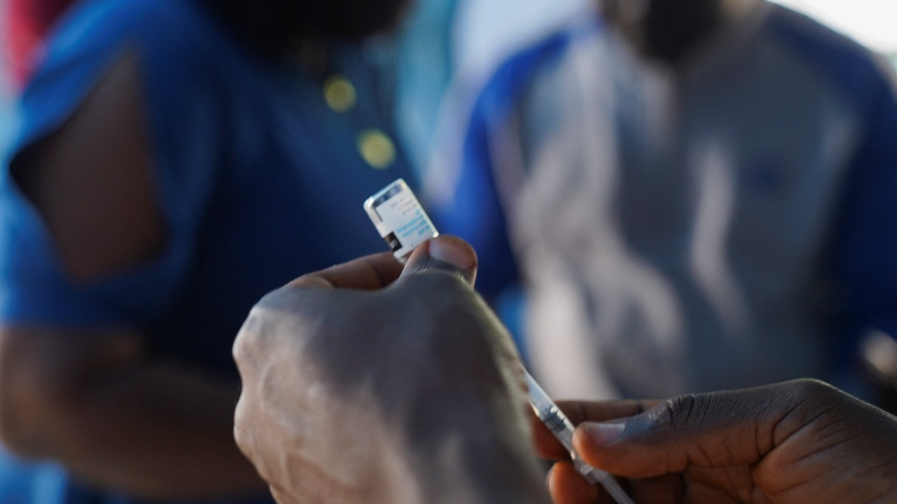 A Nigerian health official prepares to administer a vaccine, at Federal Medical Center in Abuja, Nigeria, November 18, 2024. /Reuters