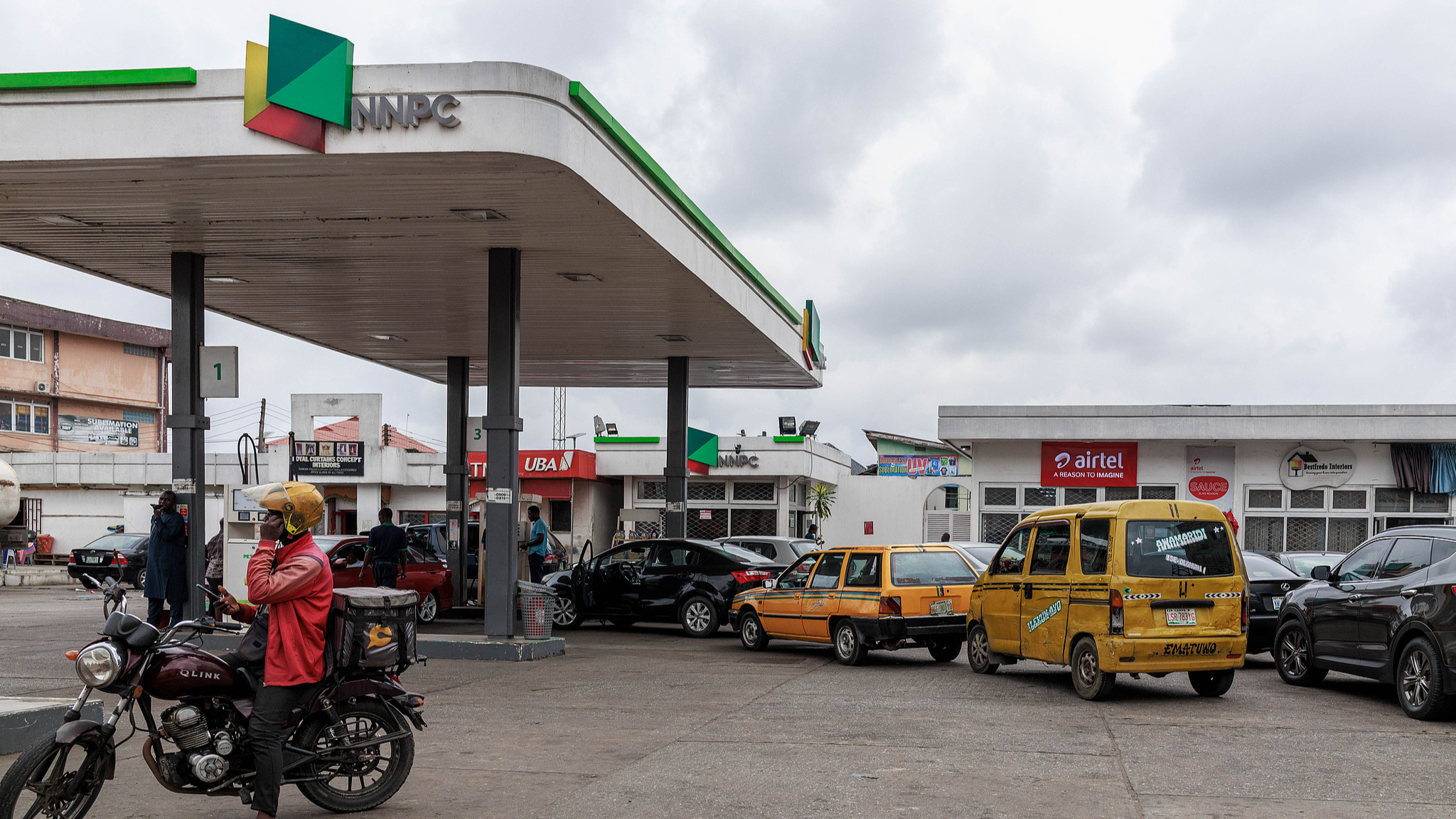 File photo: Customers queue at a gas station in Lagos, Nigeria on July 31, 2024. /CFP