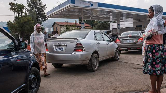 Women stand among a queue of cars in a gas station in the city of Addis Ababa, Ethiopia, June 23, 2022. /CFP