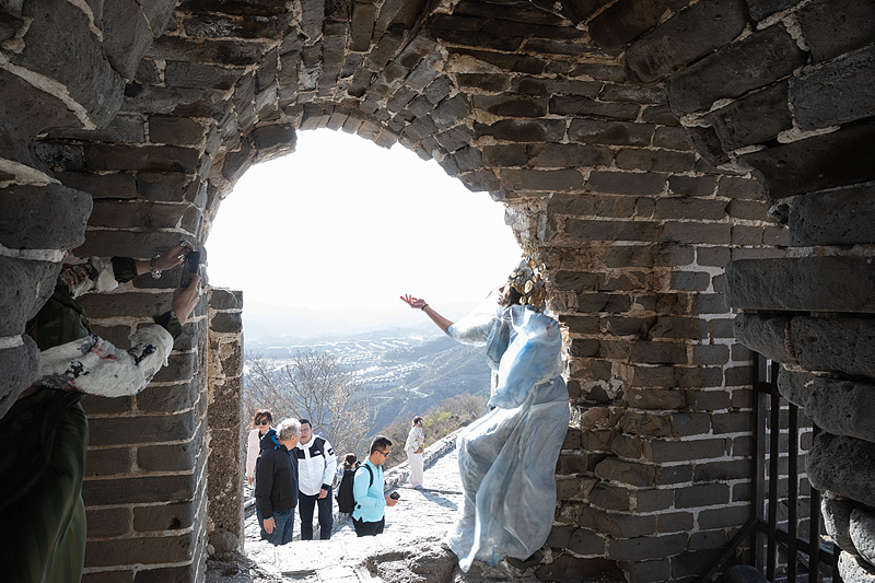Photo taken on April 4, 2025 shows foreigners in traditional attire at the Simatai section of the Great Wall in Beijing, capital of China./CFP