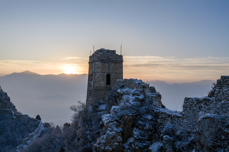 Photo taken on December 23, 2025 shows snow scenery of the Simatai section of the Great Wall at sunrise in Beijing, capital of China./CFP