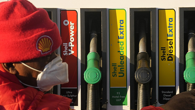 A petrol pump attendant replaces a pump at a filling station in Soweto, South Africa, May 31, 2022. /VCG