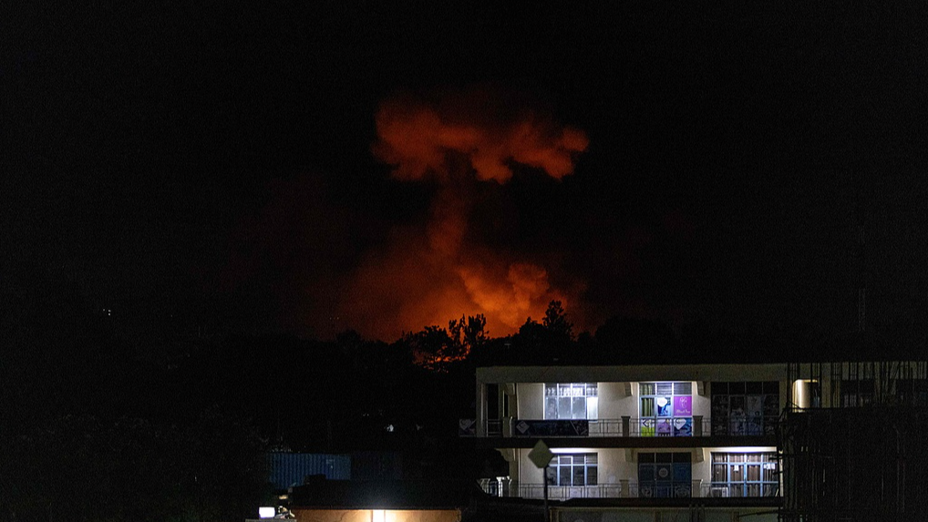 Thick smoke rises from a military warehouse in Bujumbura, Burundi, March 31, 2026. /CFP