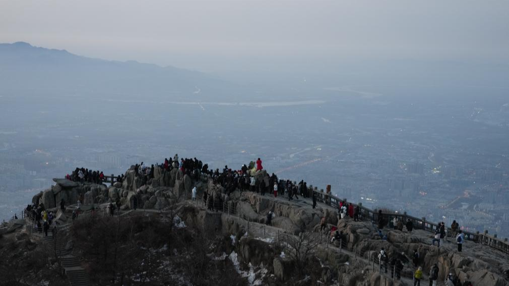 Tourists wait for the sunrise at Mount Tai in Tai'an, east China's Shandong Province, Feb. 6, 2026. /Xinhua