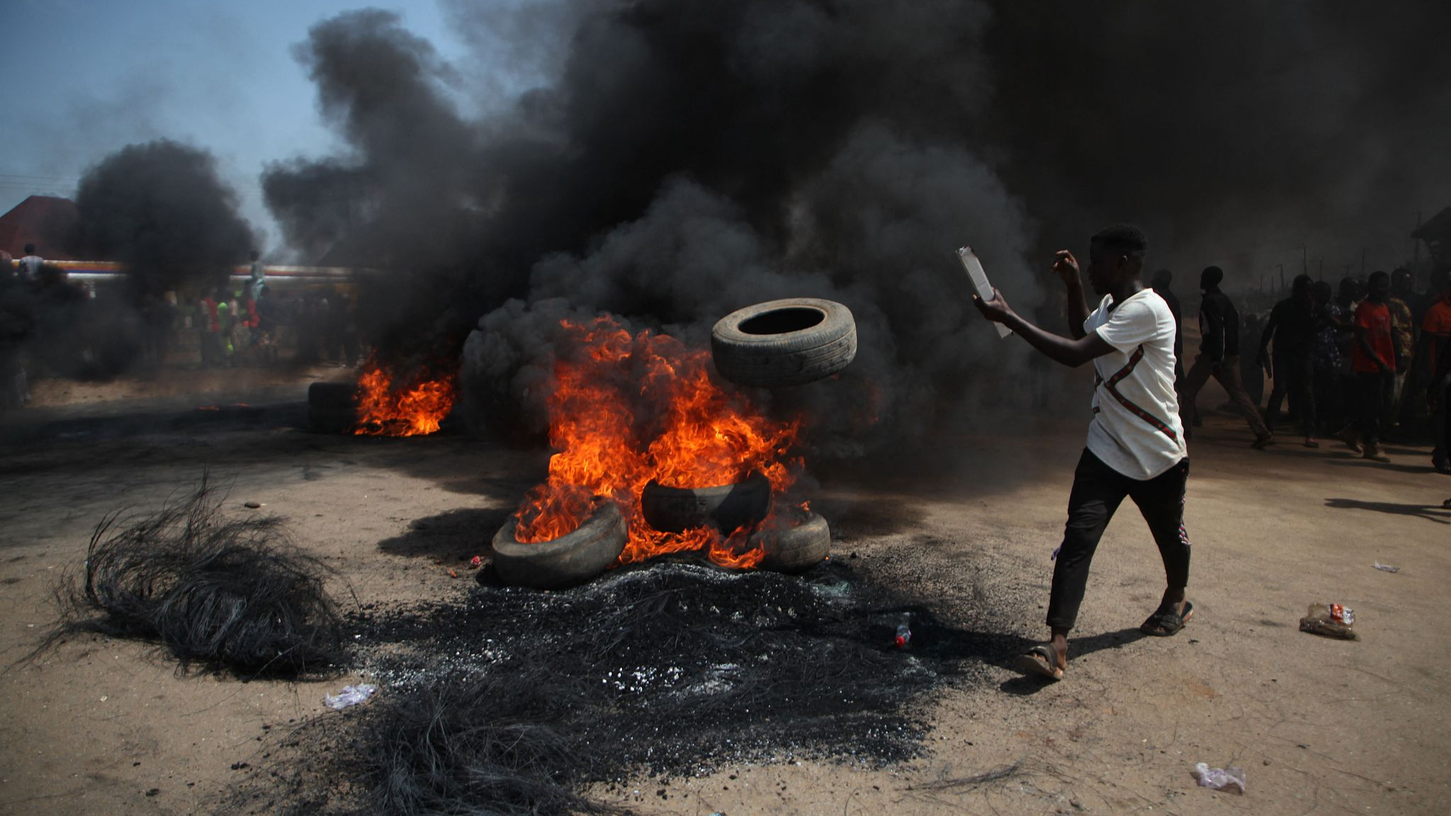 A man threw a tire on a highway in Gauruka in Niger State, Nigeria, to protest against incessant kidnapping and killing by militants on May 24, 2025. /CFP