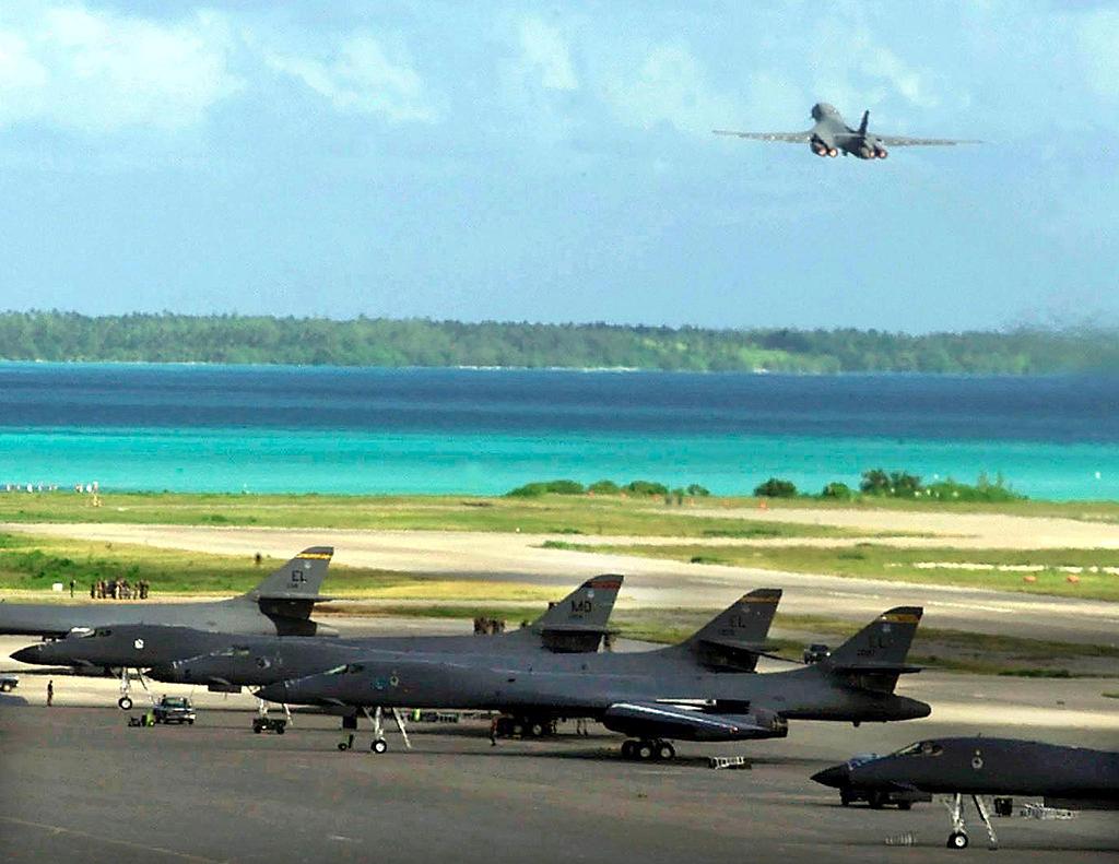 A US Air Force B-1B bomber takes off from the Diego Garcia base on a strike mission against Afghanistan, during Operation Enduring Freedom, October 7, 2001. /CFP