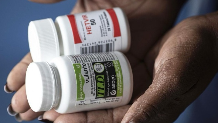 A nurse holds bottles with antiretroviral pills that is given to a patient at Hillcrest AIDS at Centre on December 1, 2025 in Hillcrest outside Durban, South Africa./CFP