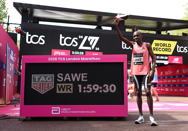 
Sawe of Team Kenya celebrates with his new World Record time after winning the Men's 2026 TCS London Marathon in London, England, April 26, 2026. /CFP
