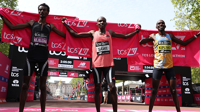 First placed Sabastian Sawe of Team Kenya (C), Second placed Yomif Kejelcha of Team Ethiopia (L) and Third placed Jacob Kiplimo of Team Uganda (R) pose for a photo after the Men's 2026 TCS London Marathon in London, England, April 26, 2026. /CFP