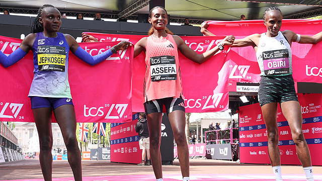 Winner Tigst Assefa of Ethiopia, center, second placed Hellen Obiri of Kenya, right and third placed Joyceline Jepkosgei of Kenya celebrate after the women's race at the London Marathon, April 26, 2026. /CFP