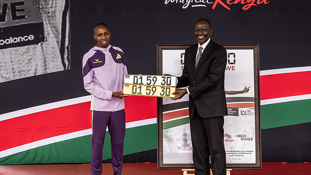  Sabastian Sawe is given a set of car number plates showing his marathon time by Kenya's President William Ruto at a ceremony at State House on April 30, 2026 in Nairobi, Kenya. /CFP