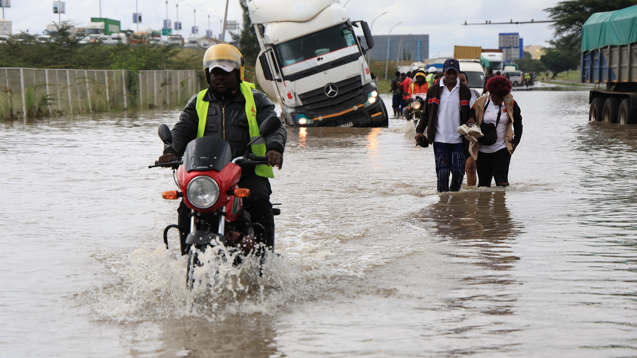 Vehicles struggled to navigate flooded streets caused by heavy rains in Nairobi, Kenya, on May 1, 2026. /CFP