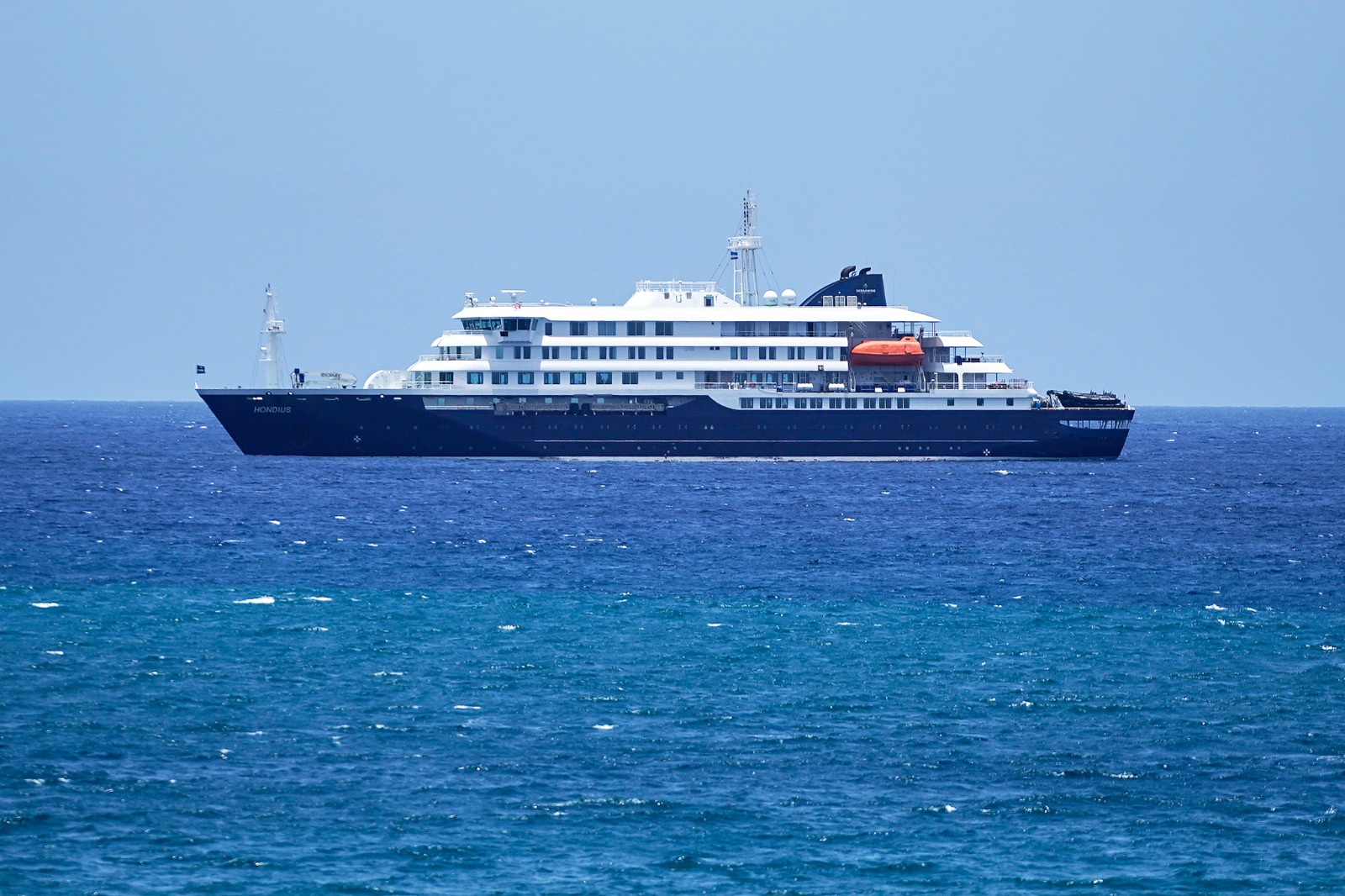 Dutch cruise ship MV Hondius anchored off the coast of the city of Praia on the island of Santiago, Cape Verde, May 4, 2026. /CFP