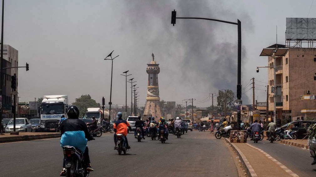 A column of black smoke rises above buildings after attacks in Bamako on April 26, 2026. /CFP