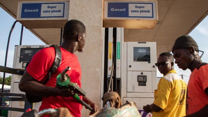 A man fills the tank for a motorbike at a fuel station in Bamako, Mali, 31 October 2025. Since September 2025, Bamako has faced fuel shortages caused by a blockade on the routes used by fuel tankers in Mali by JNIM. /CFP