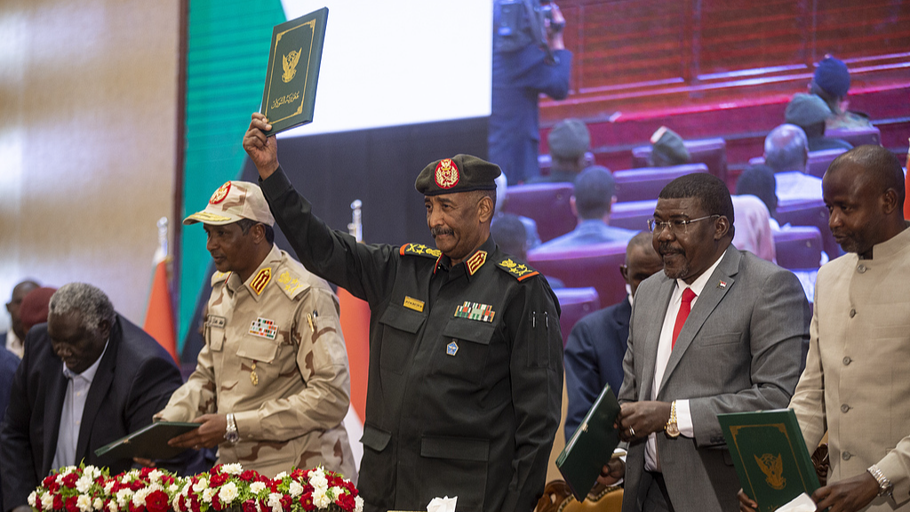 Abdul Fatah Abdul-Rahman Burhan (center), Chairman of the Sudanese Sovereign Council and Commander-in-Chief of the Sudanese Armed Forces, and Mohammed Hamdan Dagalo (left), Vice Chairman of the Sudanese Sovereign Council, attended the signing ceremony of a framework agreement at the Sudan Friendship Hall, in Khartoum, Sudan, December 5, 2022. /CFP