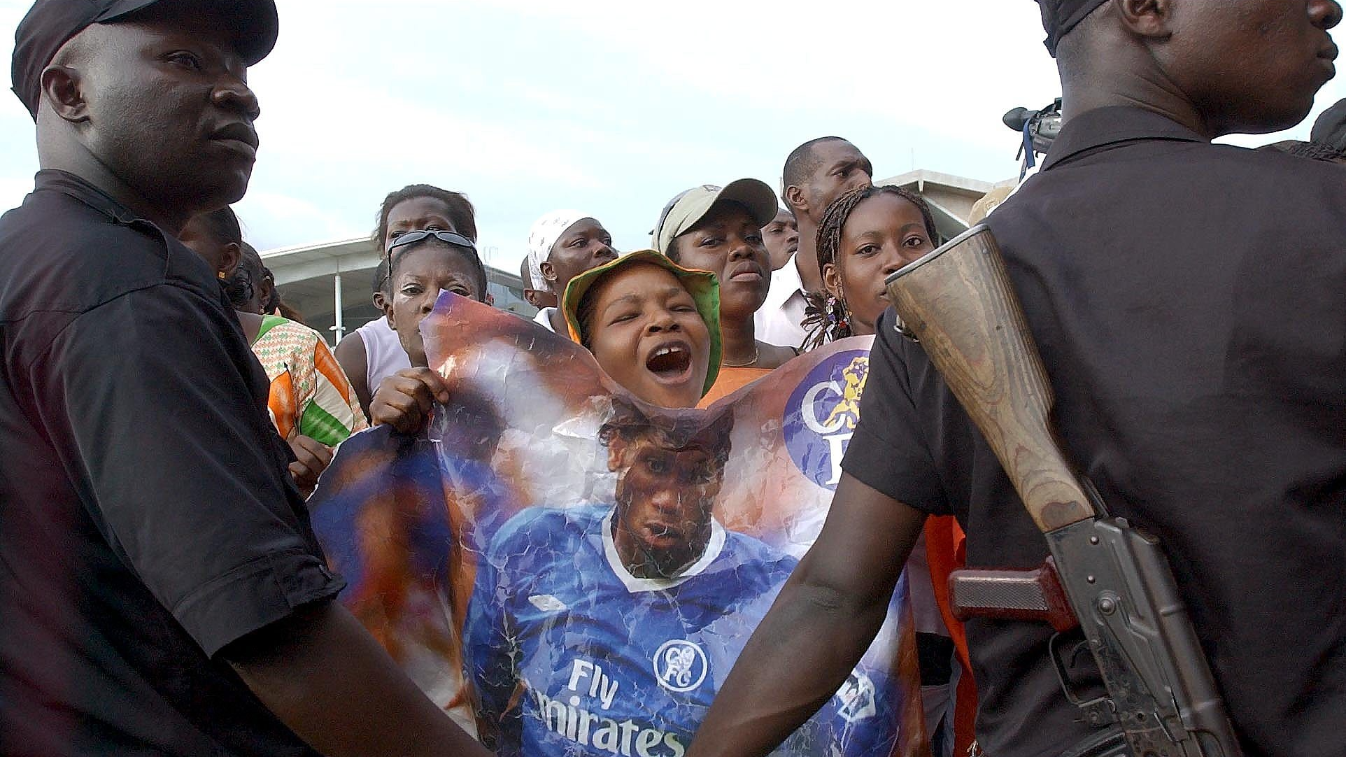 FILE: A fan of Didier Drogba, star player of the Côte d’Ivoire national football team, cheers him on upon the team’s arrival from their victorious 3–1 match against Sudan in Abidjan, Côte d’Ivoire, on October 9, 2005. /CFP