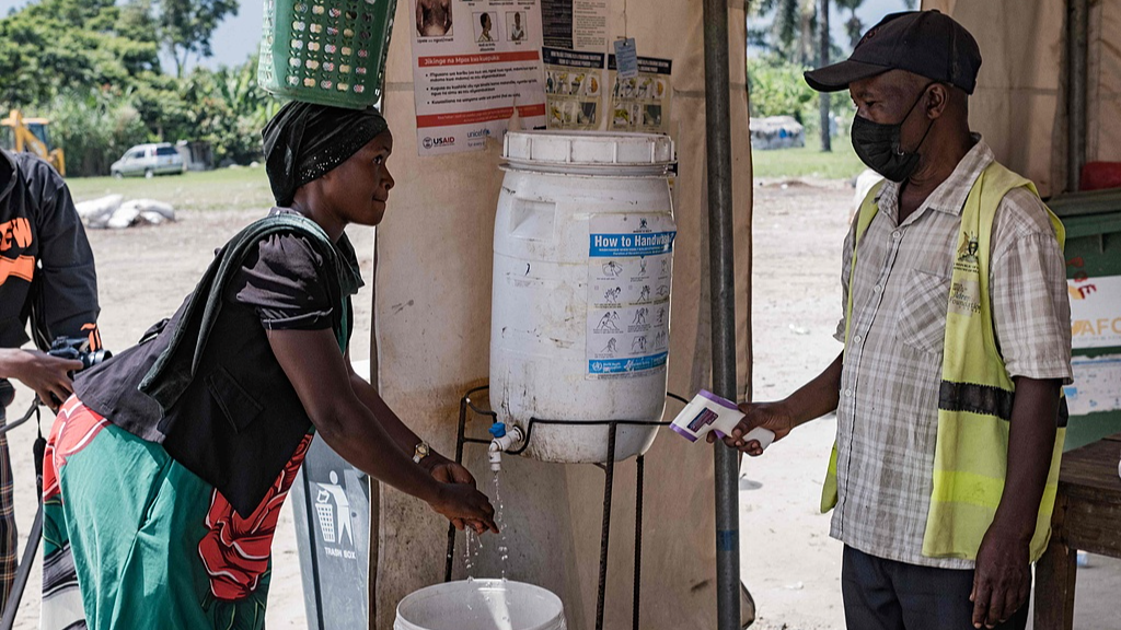 A traveler washes her hands at the Butonga border crossing between Uganda and the Democratic Republic of Congo in Butembo, Uganda, May 18, 2026. /CFP