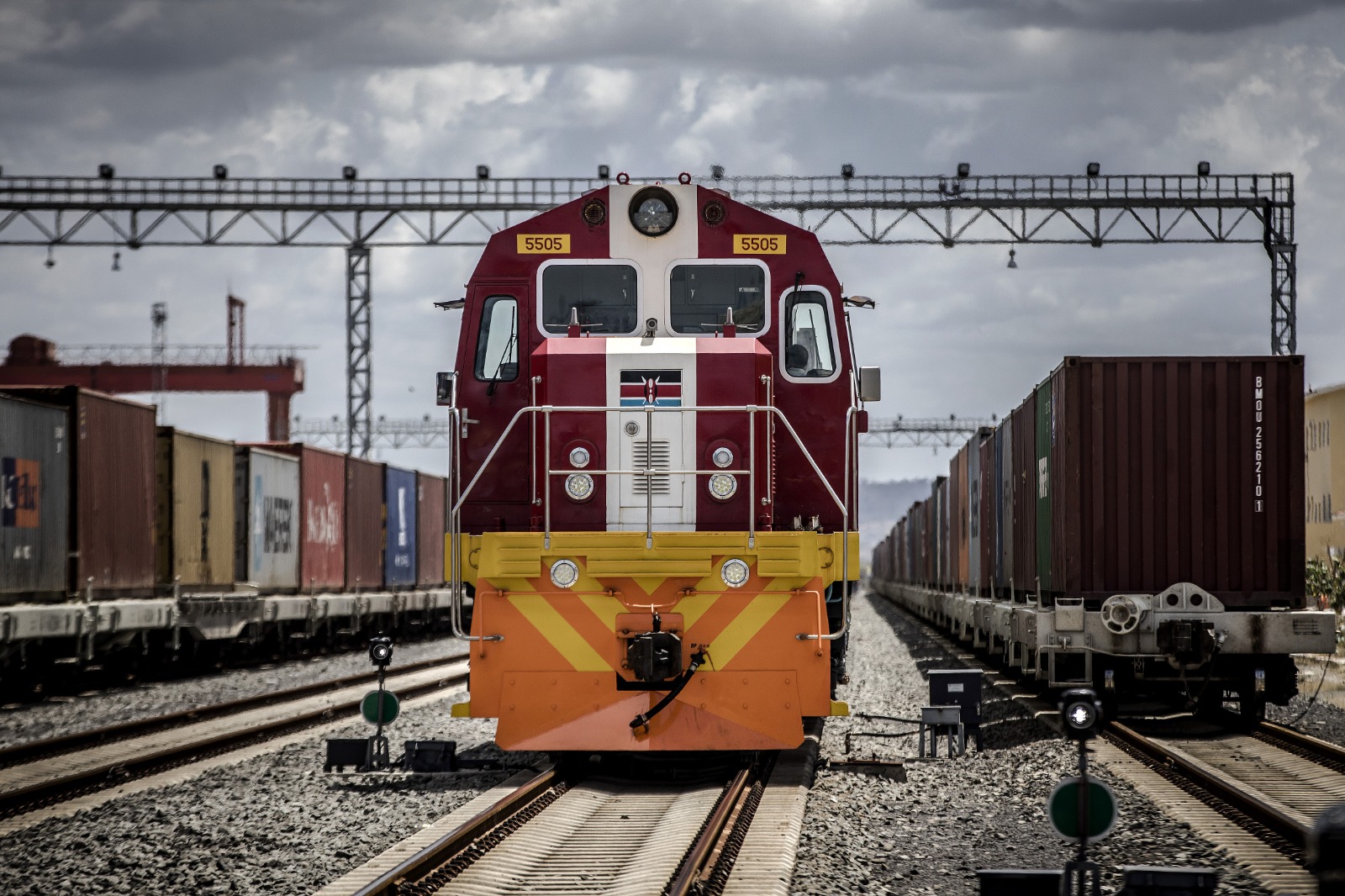 A Kenya Railways Corp. freight train pulls shipping containers as it departs from the port station on the Mombasa-Nairobi Standard Gauge Railway (SGR) line in Mombasa, Kenya, September 1, 2018. /CFP