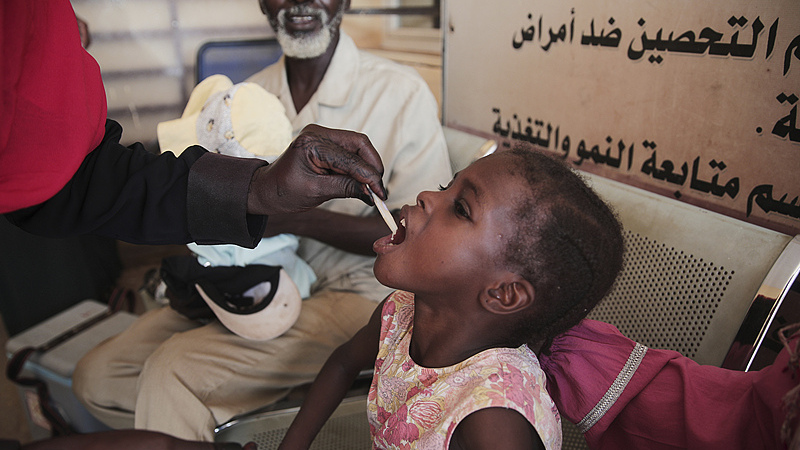 A Sudanese girl receives an oral cholera vaccine during a 10-day vaccination campaign conducted by health ministry workers in Khartoum, Sudan, August 13, 2025. /CFP