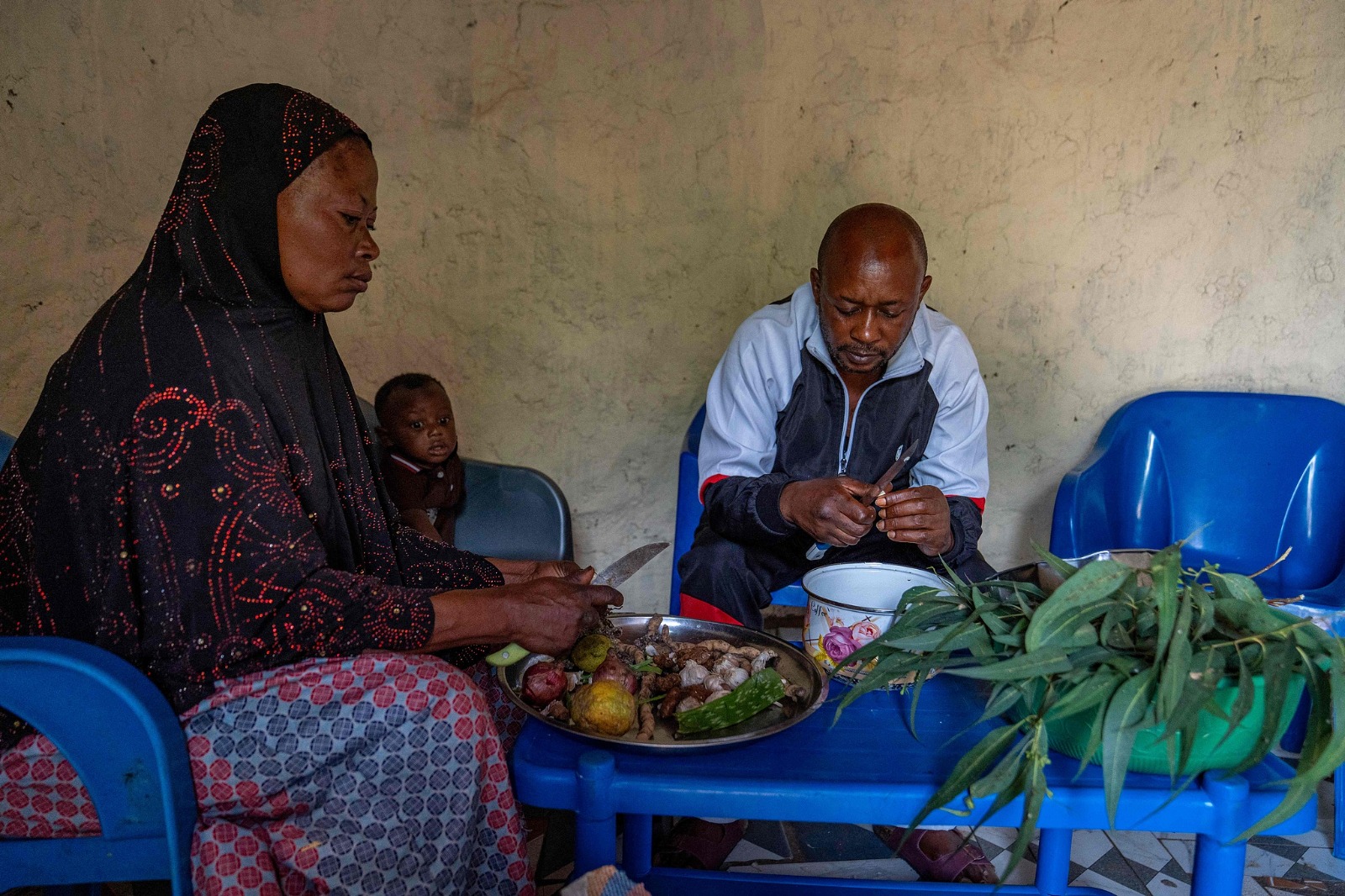 Mariam Kabika and her husband, Dauda Tshimanga, prepare a mixture of medicinal plants and roots in Bunia, eastern DR Congo, on June 2, 2026. /CFP