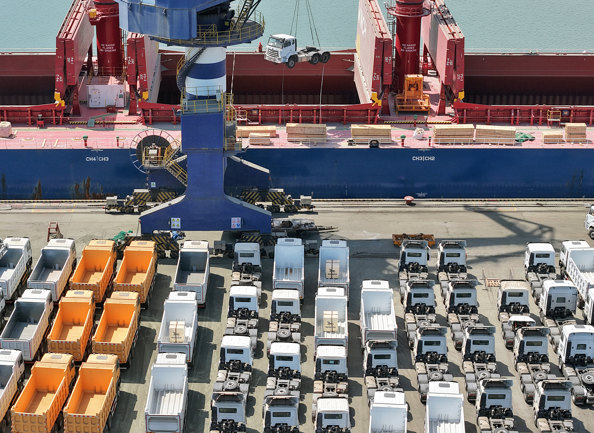 Trucks destined for Tanzania being loaded onto a liner at Yantai Port in Shandong Province, east China, June 5, 2026. /CFP 