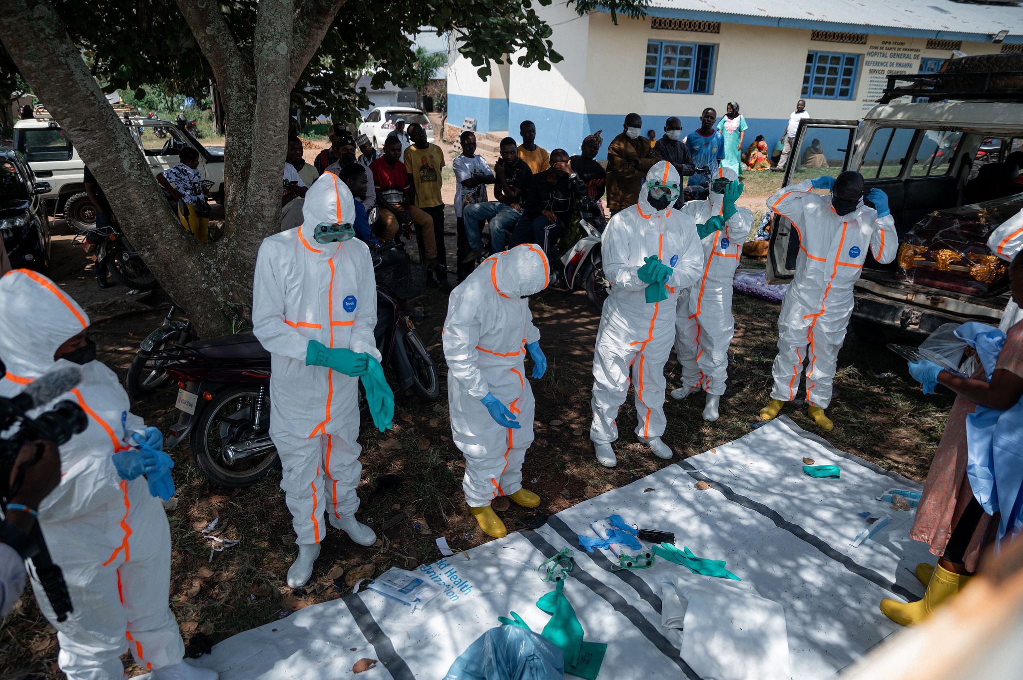 Volunteers of the Democratic Republic of Congo Red Cross wear personal protective equipment outside the morgue of the Rwampara health center, Ituri Province, Democratic Republic of Congo, June 8, 2026. /CFP