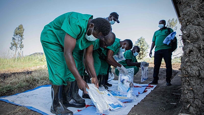 Bunia, Democratic Republic of the Congo, volunteers prepare to don protective gear before heading to retrieve the body of a 3-year-old child, June 11, 2026. /CFP