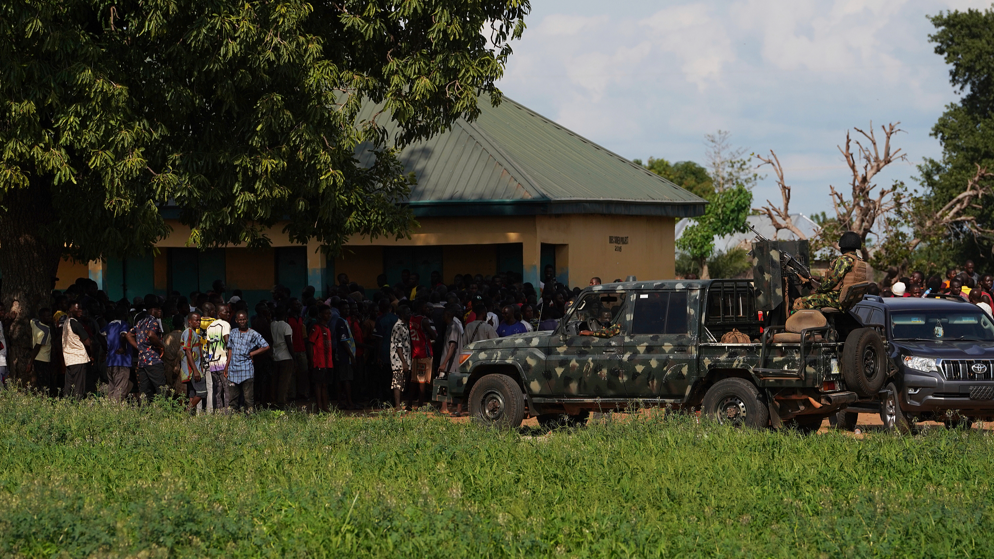 File: Soldiers stand guard prior to a visit from government officials following an attack by gunmen in the Yelewata community in north-central Nigeria, Monday, June 16, 2025. /CFP