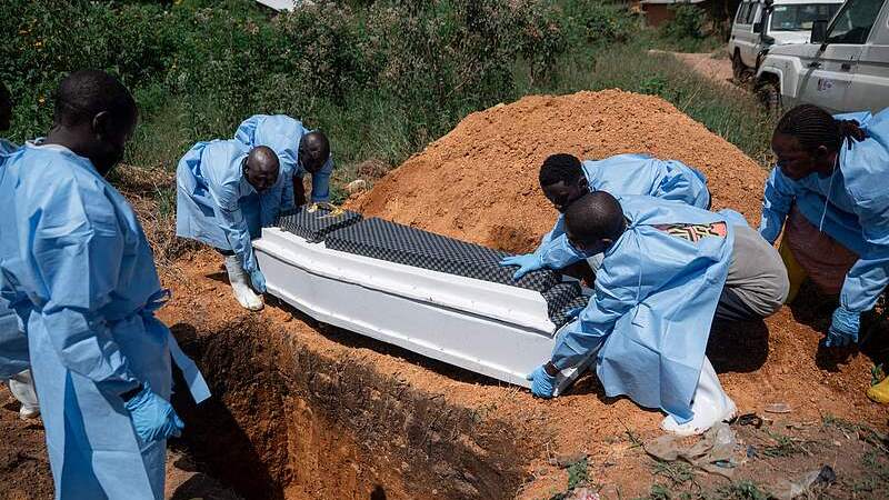 Ruapala, Ituri Province, Democratic Republic of Congo, volunteers from the Democratic Republic of Congo's Red Cross, wearing personal protective equipment, bury the the remains of Ebola victims, June 8, 2026. /CFP 