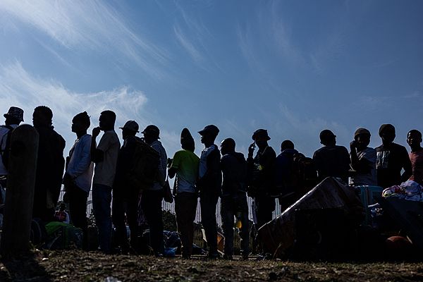 Displaced expatriates lined up at a motel in Old Durban waiting for transportation, Durban, South Africa, June 22, 2026. /VCG