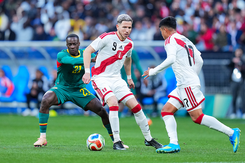 Senegalese and Peruvian players tussle for the ball during an international friendly match between Senegal and Peru at the Stade de France, Paris, France, March 28, 2026. /CFP