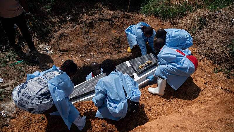 Volunteers from the Democratic Republic of Congo Red Cross buried the remains of an Ebola virus disease victim In Ituri Province, DR Congo, June 8, 2026. /CFP