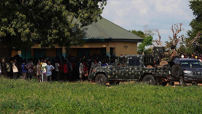 FILE: Soldiers stand guard prior to a visit from government officials following an attack by gunmen in Yelewata community, Nigeria, June 16, 2025. /CFP