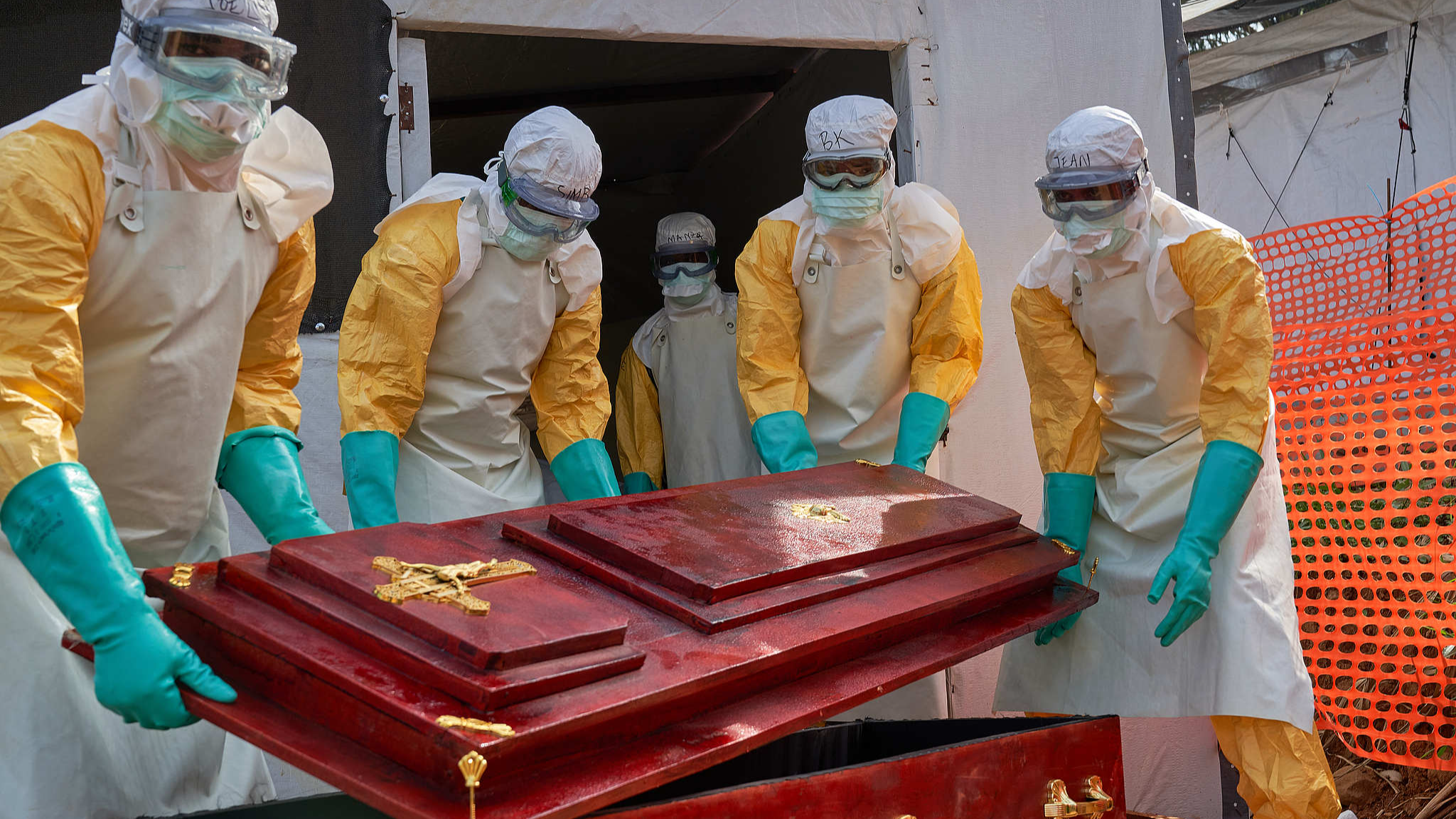 Workers carried the coffin of an Ebola victim at a hospital in Mombovalu, Ituri Province, Democratic Republic of the Congo, June 26, 2026. /CFP