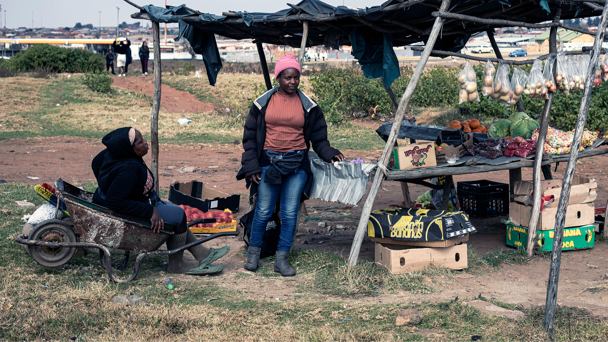 Mozambican traders sell vegetables and fruit along a roadside in Kwa-Thema, outside Springs, South Africa, on June 27, 2026. /CFP