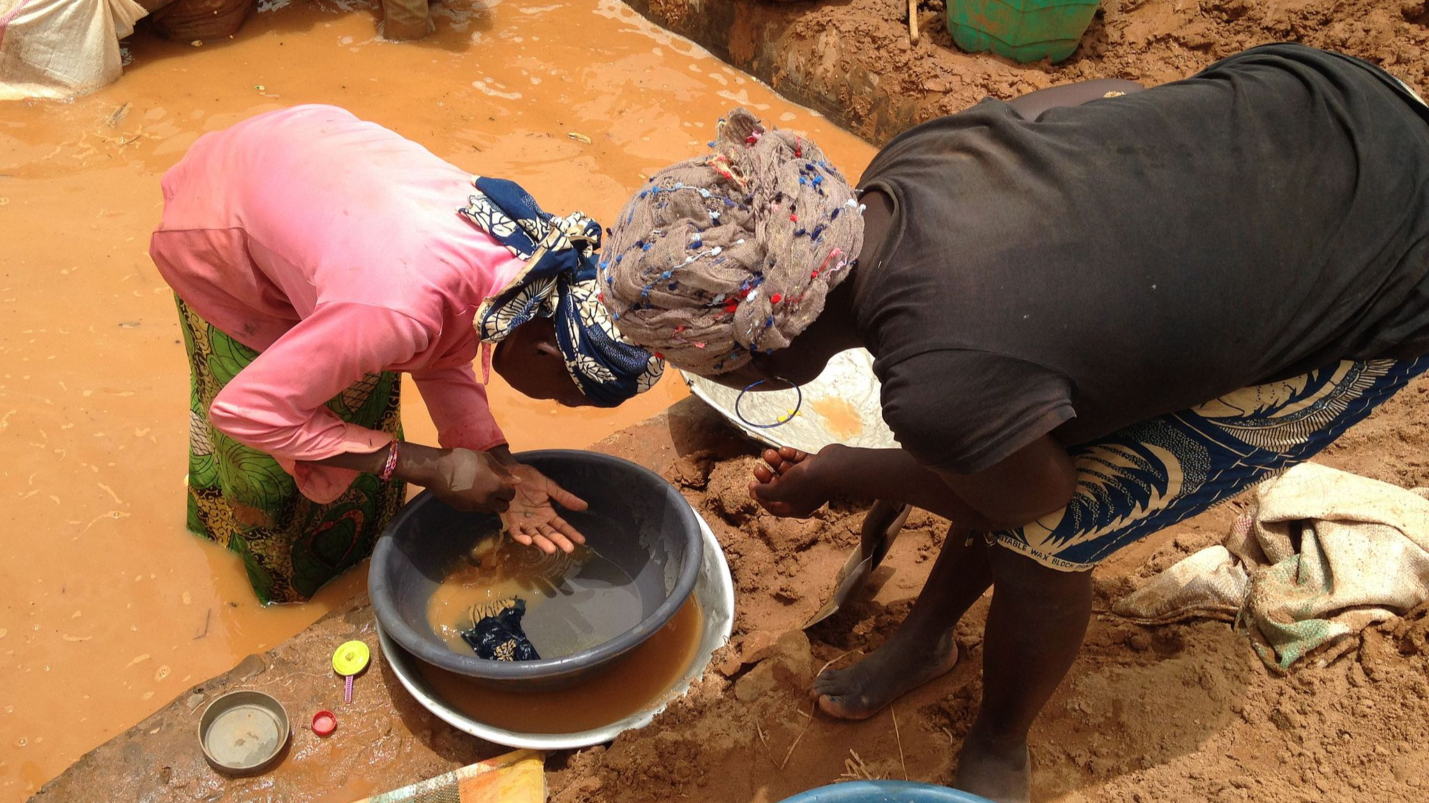 Gold miners work in the mining area in Betare Oya, Cameroon, April 4, 2018. /CFP