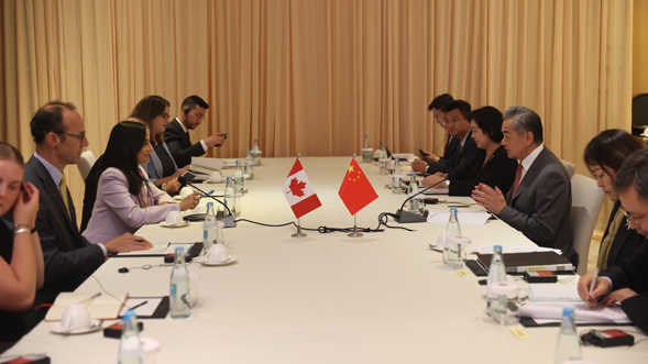 Chinese FM Wang Yi meets Canadian FM Anita Anand in Manila