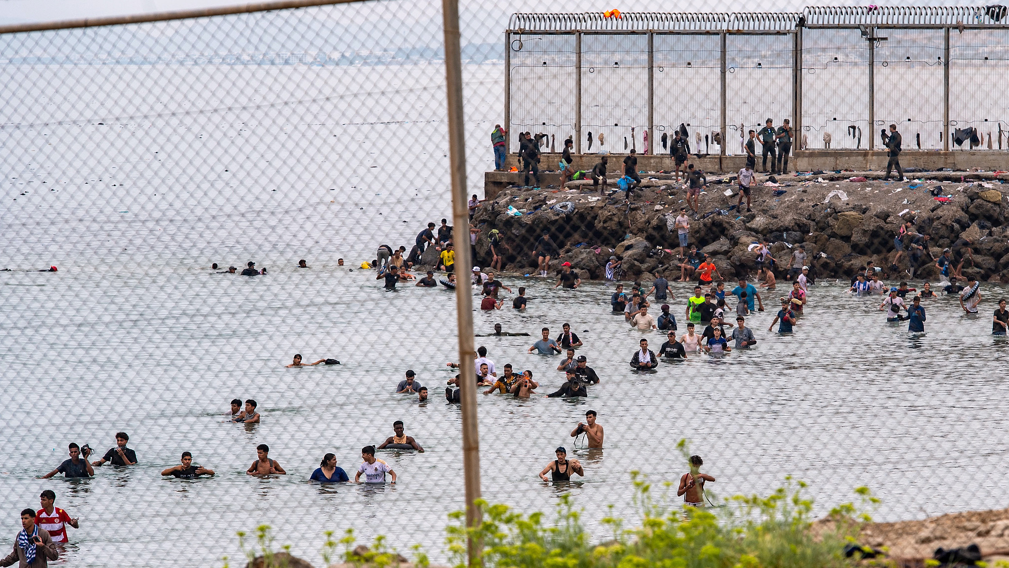 Migrants try to cross from Morocco into the Spanish enclave of Ceuta, Friday, July 31, 2026. /CFP