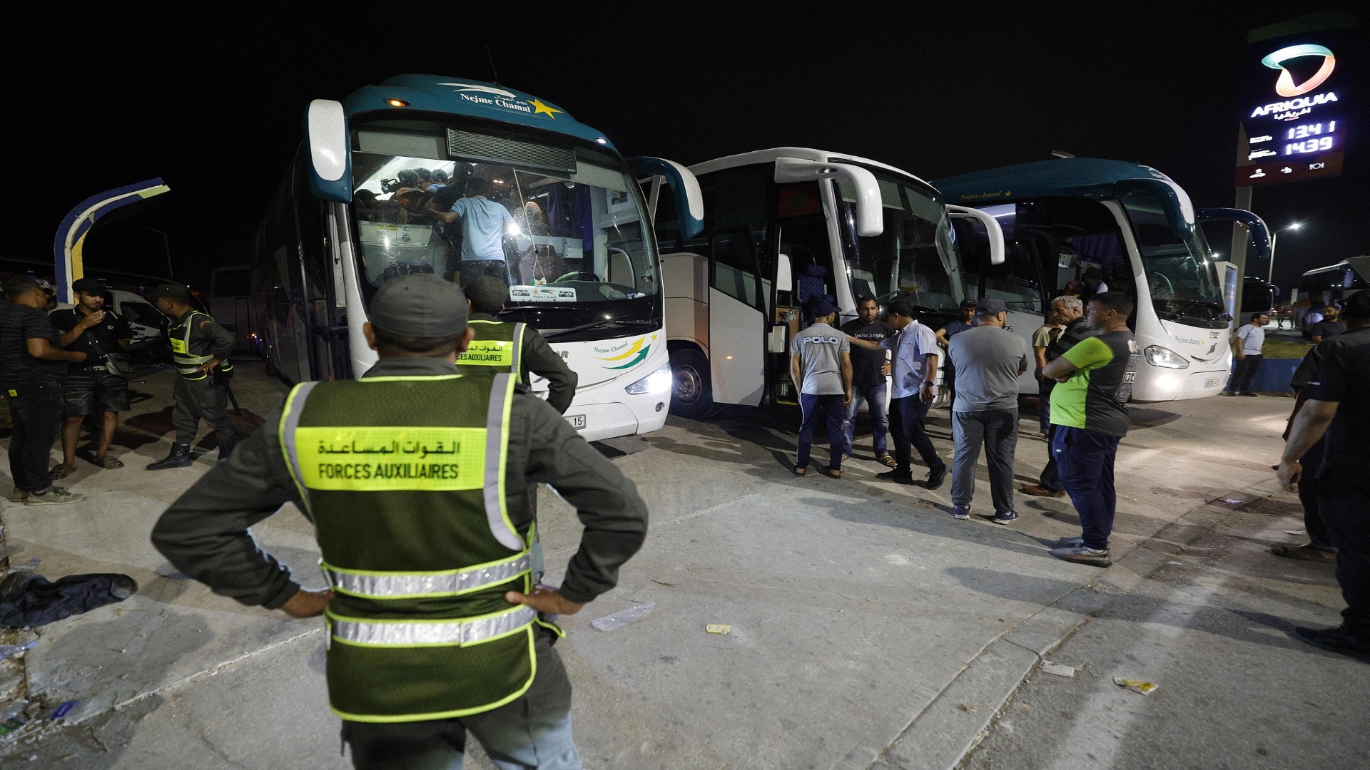 Thousands of migrants voluntarily leave after crossing into Ceuta