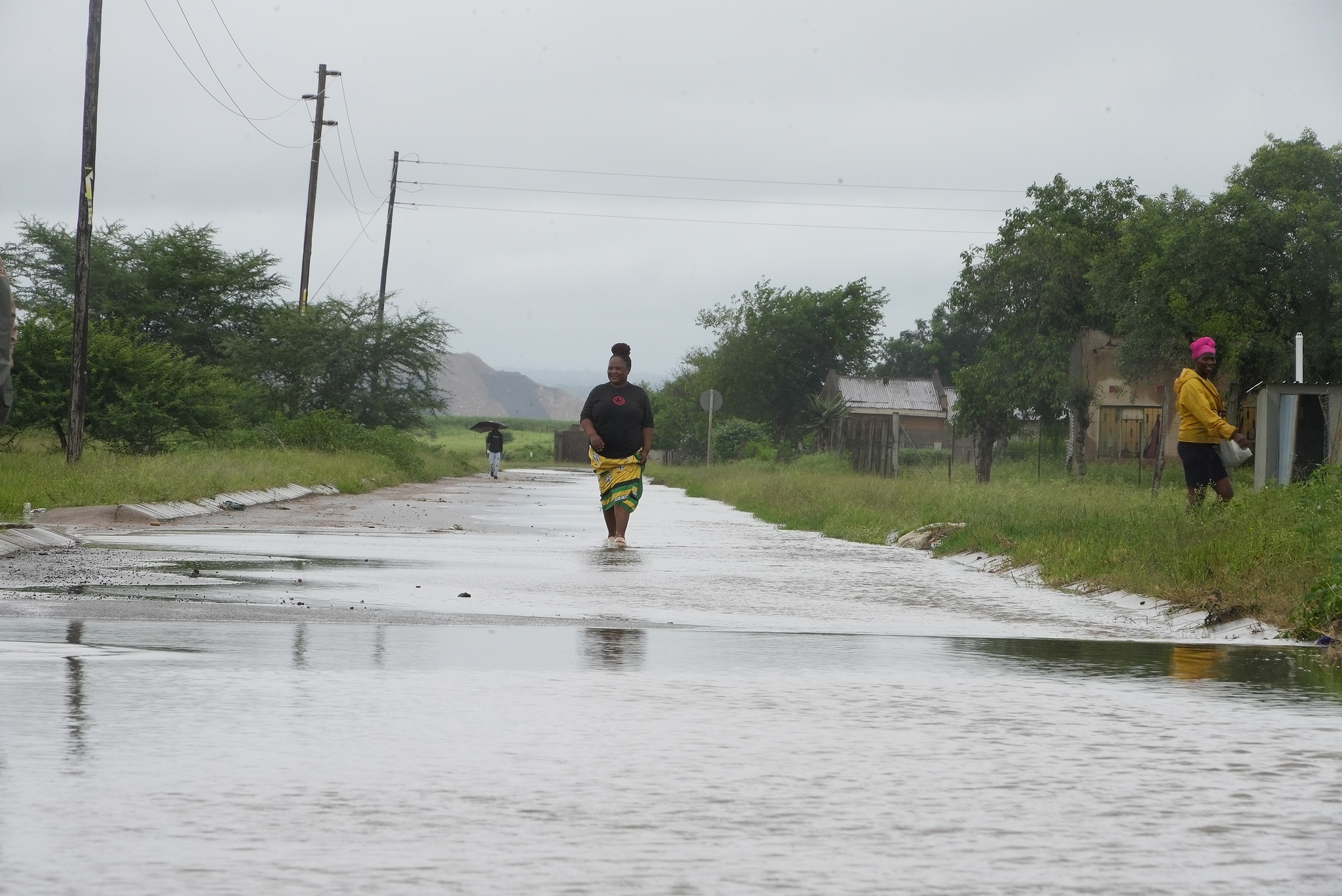 People walk through floodwaters in Nkomazi, Mpumalanga Province, South Africa, January 16, 2026. /CFP