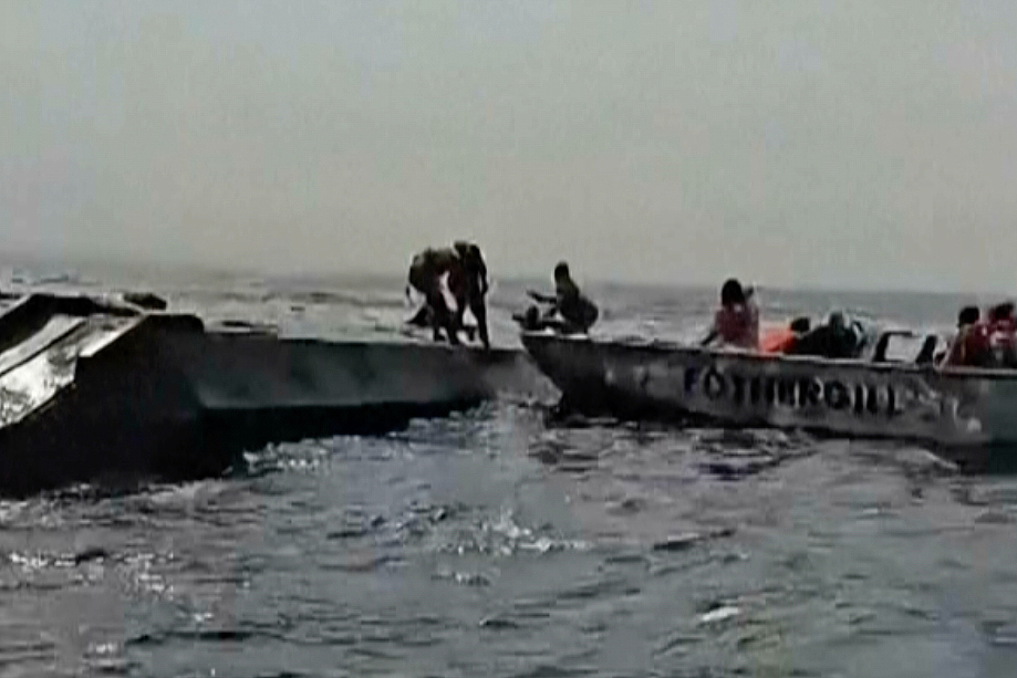 In this image taken from a video, people are rescued from an overloaded ferry that capsized on Zimbabwe's Lake Kariba, August 11, 2026. /CFP