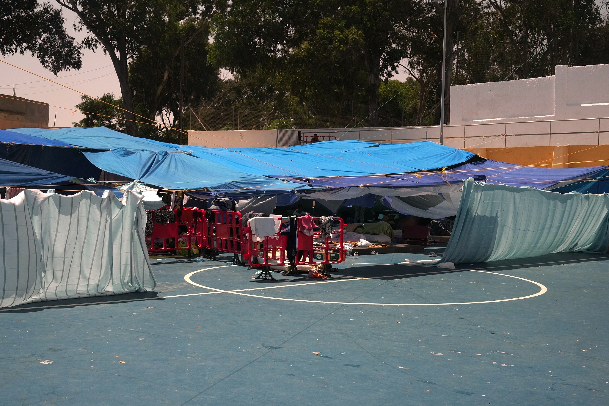 A makeshift shelter made of tarps for women and girls in Ceuta, Spain, August 15, 2026. /CFP