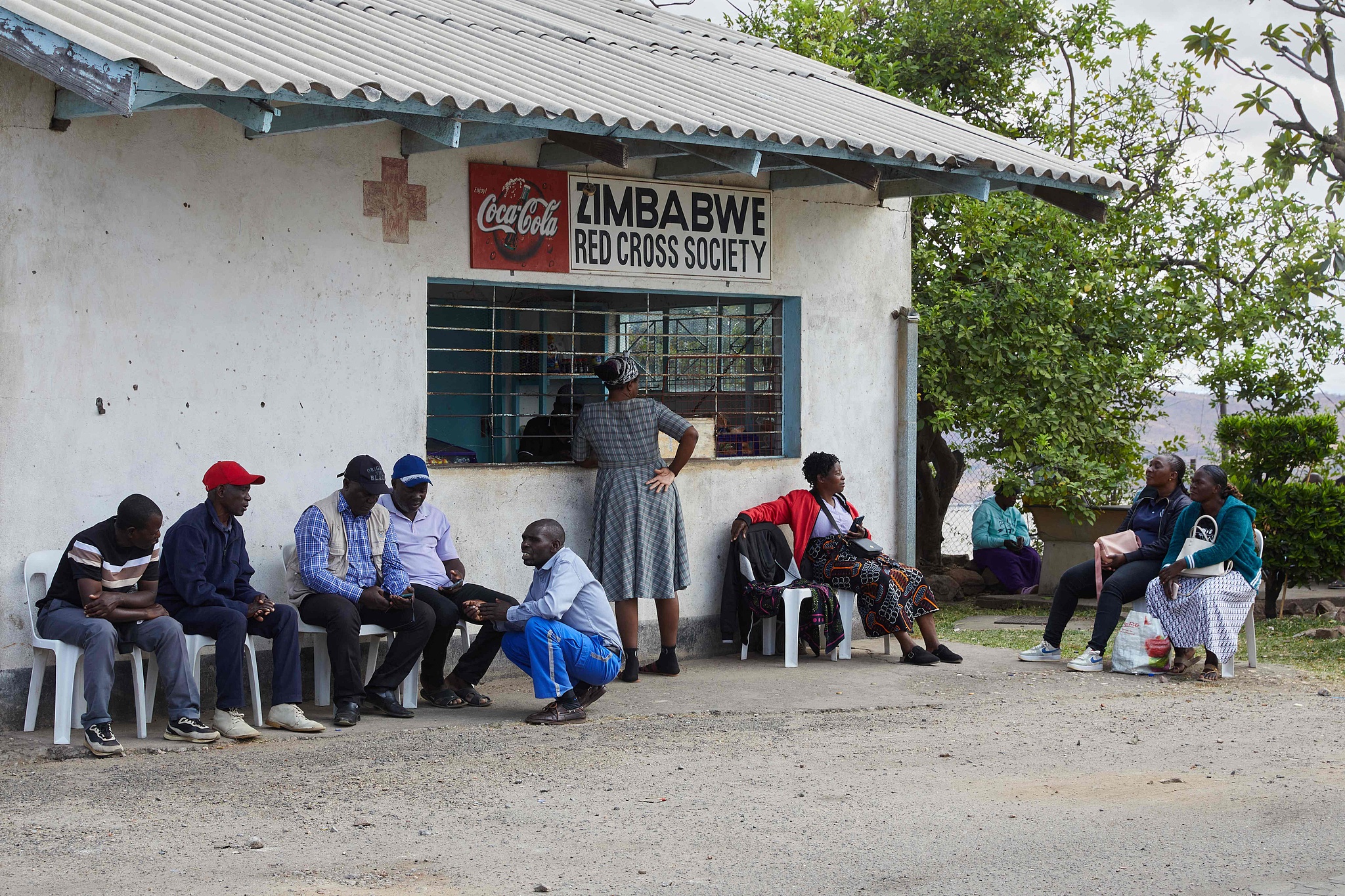 Relatives to the victims of the capsized passenger ferry await an opportunity to identify their bodies at a kiosk next to the Kariba Hospital mortuary in Kariba, Zimbabwe, August 14, 2026. /CFP