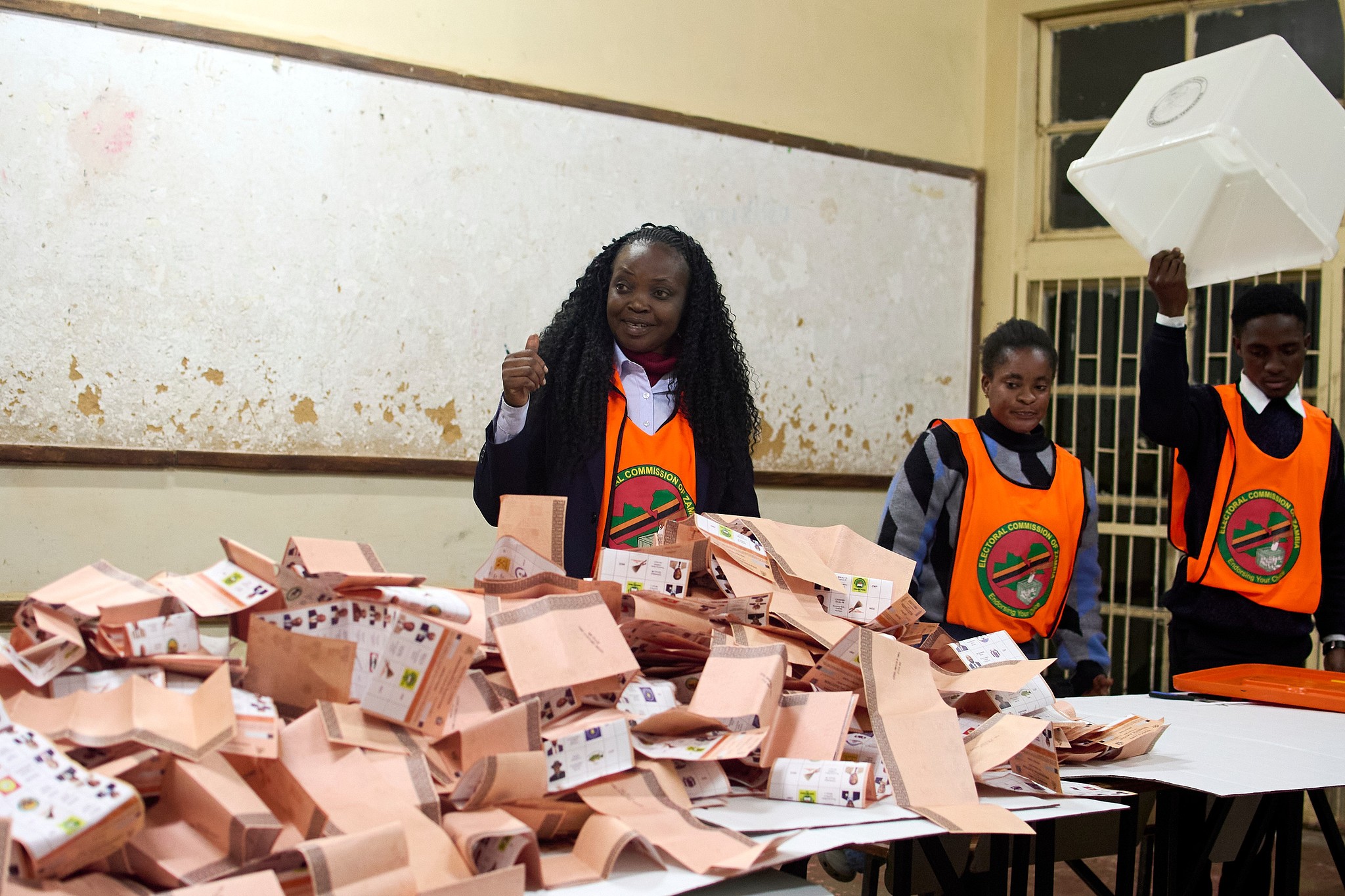 Election workers count ballots at a polling station in Lusaka, Zambia, August 13, 2026. /CFP