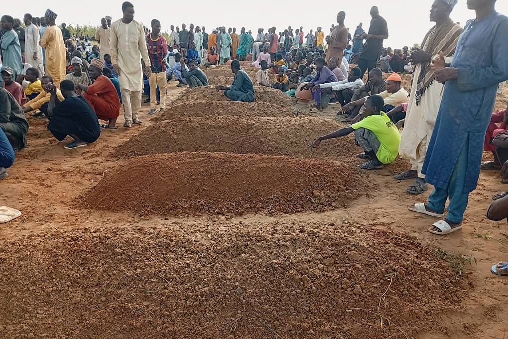 People attend a funeral for those who died after a boat capsized in Sokoto, northwestern Nigeria, Thursday, August 20, 2026. /CFP