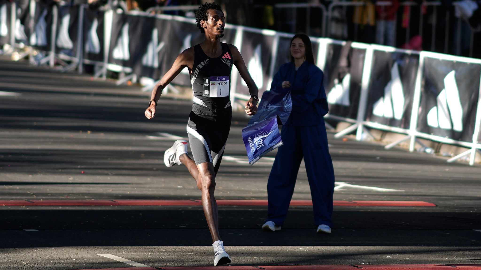 Ethiopian long-distance runner Yomif Kejelcha crosses the finish line to win the Buenos Aires 21-kilometer race in Buenos Aires, Argentina, August 23, 2026. /CFP