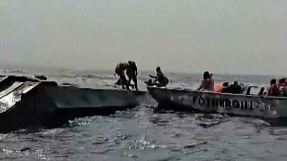 People are rescued from an overloaded ferry that capsized on Lake Kariba, Zimbabwe, on August 11, 2026. /CFP