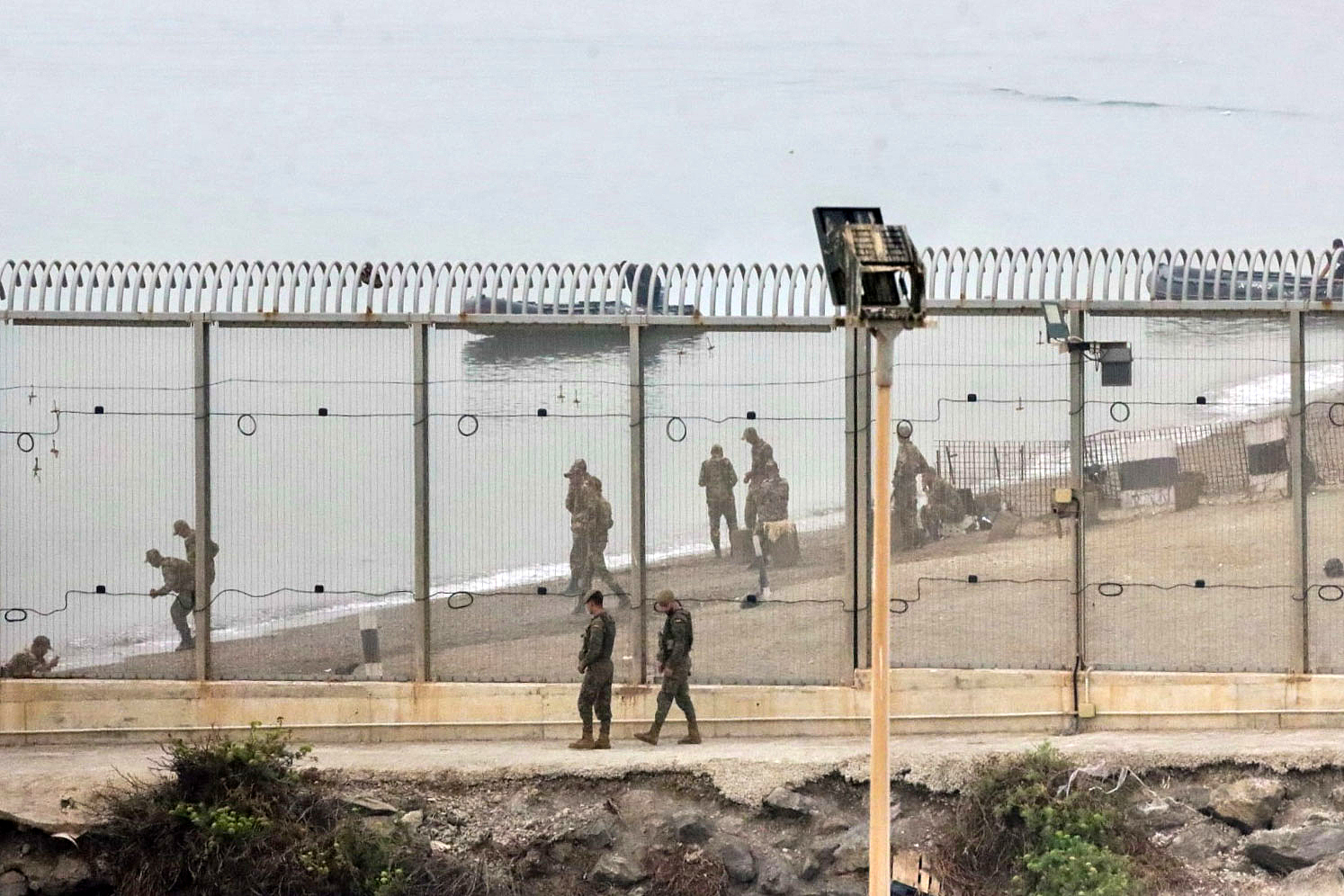 Spanish soldiers at the Tarajal breakwater, which separates Ceuta from Morocco, August 15, 2026. /CFP
