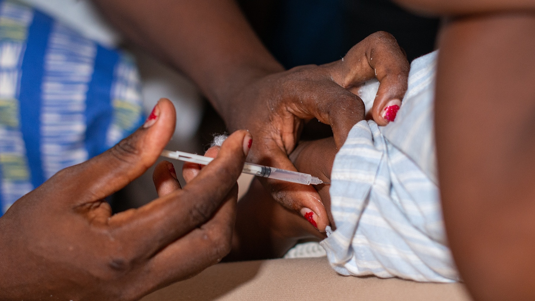 A nurse vaccinates a child against malaria in Nyalla Medical Centre in Douala, Cameroon, 22 January 2024. /CFP